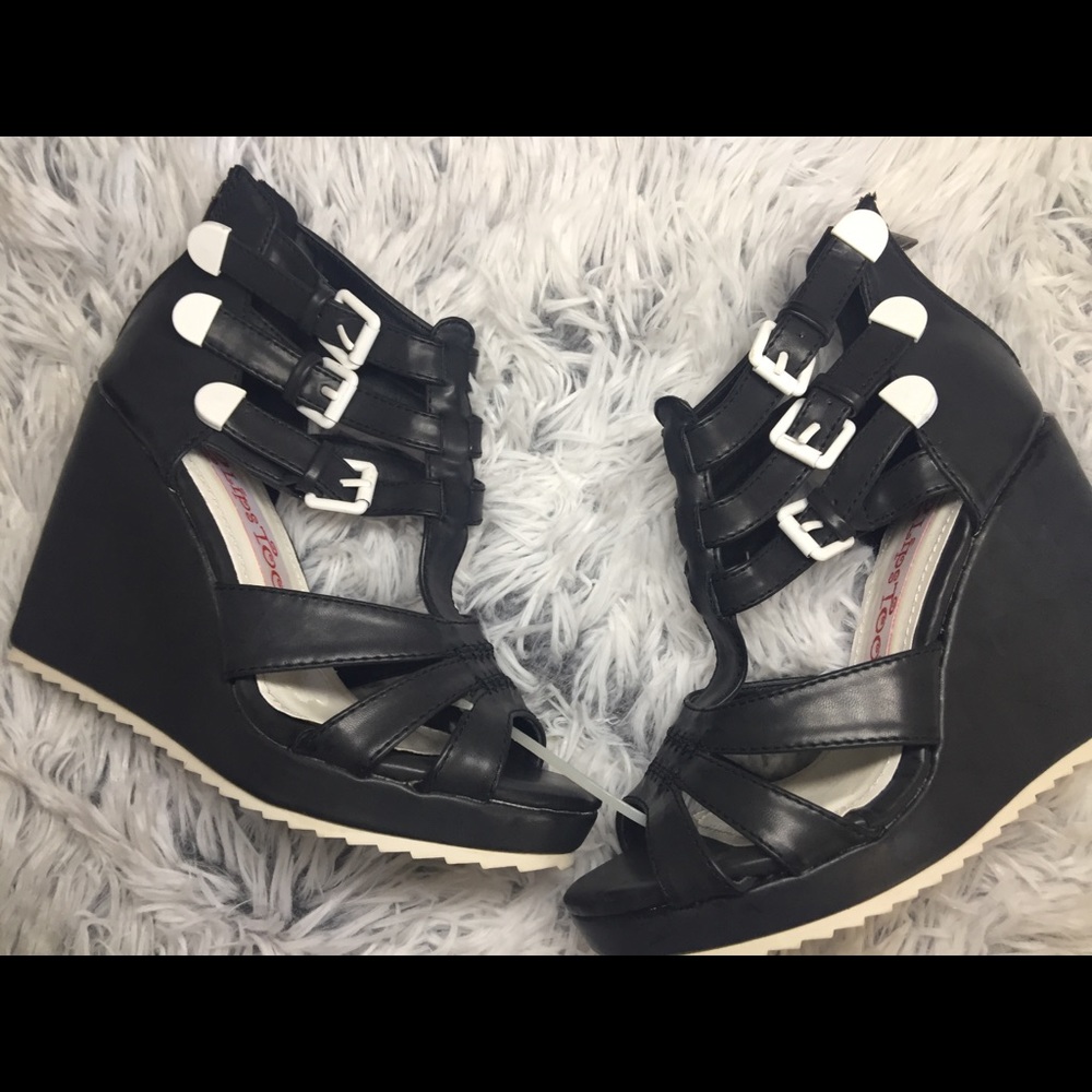 2 Lips Too Docket bucket wedge